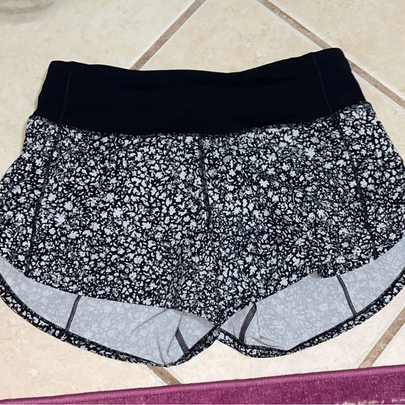 Hottie hot 2.5” lululemon shorts - Picture 1 of 1